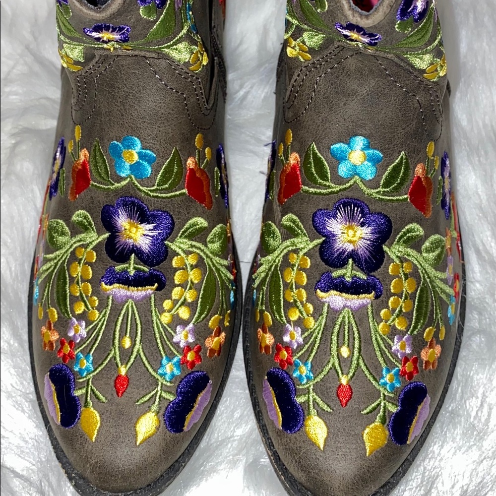 Girl’s Size 4 Betseyville Reece Embroidered Boots